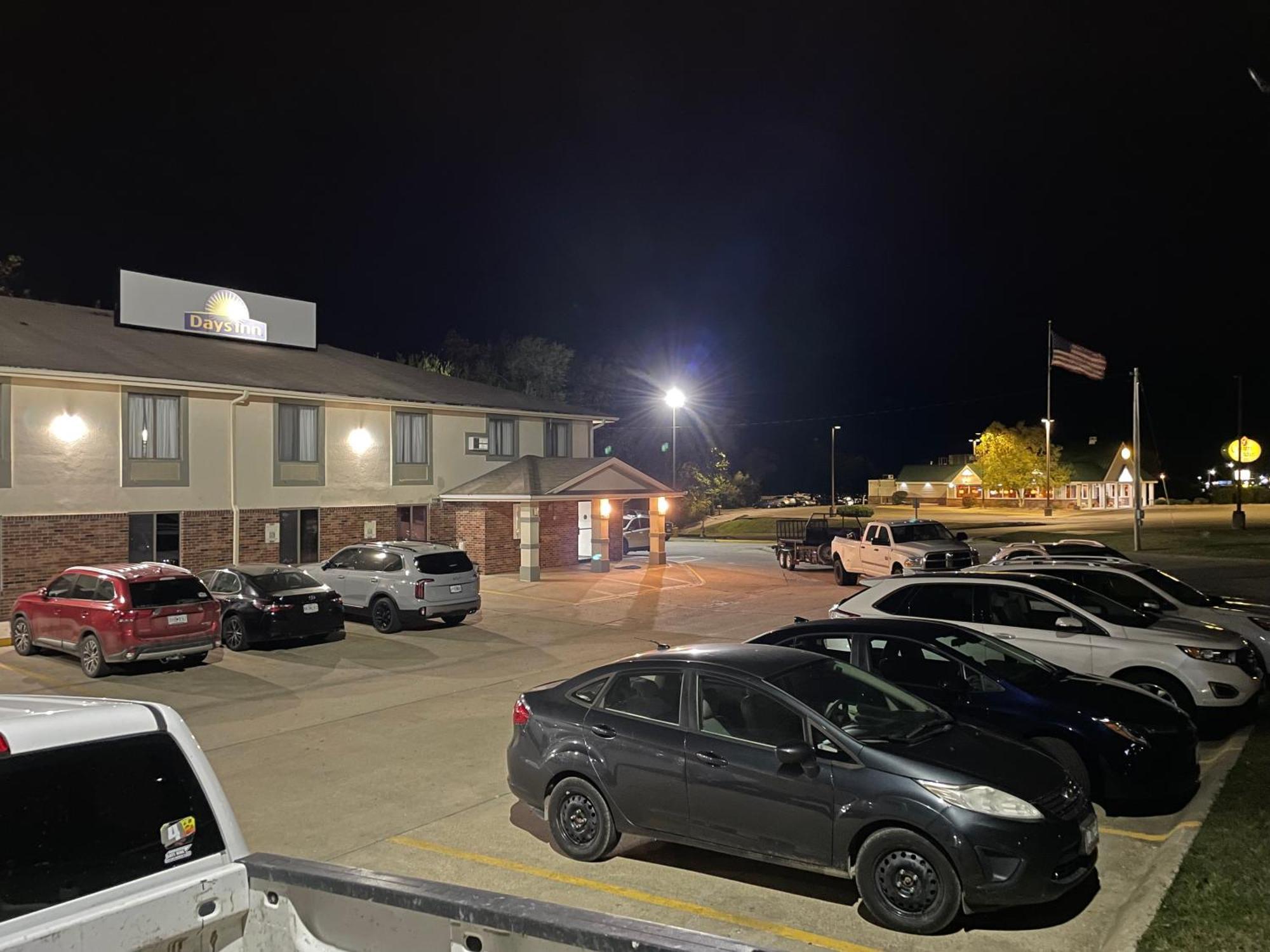Days Inn By Wyndham Warrensburg Exterior photo